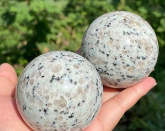 1 st 60 mm+ naturlig kiwi-jaspiskula, kristallkvartskula, heminredning, kristallläkning, kristallsamling, spådomskula, kristallgåvor