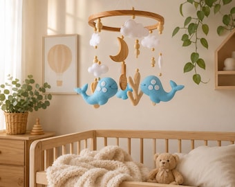 Móvil de fieltro con forma de ballena para bebé: decoración oceánica para la habitación infantil, cosido a mano.