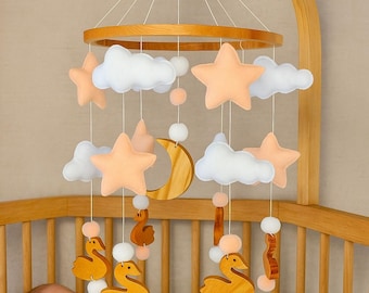 Móvil de cisne para bebé hecho a mano: cisnes de madera, estrellas de fieltro, decoración infantil.