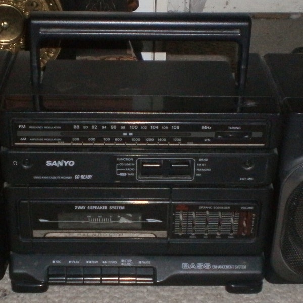 Vintage Sanyo M9100 Portable Ghetto Blaster Boom Box Boombox Cassette Tape Player AM/FM Radio With Detachable Speakers Bass Control