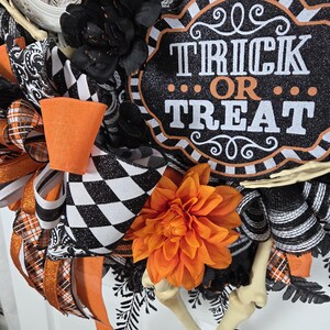 Mr. & Mrs. Skelly Halloween Wreath, Skeleton Couple Trick or Treat Decor, Large Whimsical Front Door Decoration immagine 13