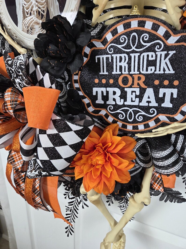 Mr. & Mrs. Skelly Halloween Wreath, Skeleton Couple Trick or Treat Decor, Large Whimsical Front Door Decoration immagine 13