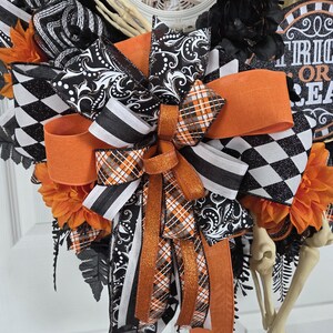 Mr. & Mrs. Skelly Halloween Wreath, Skeleton Couple Trick or Treat Decor, Large Whimsical Front Door Decoration immagine 4
