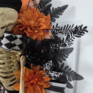Mr. & Mrs. Skelly Halloween Wreath, Skeleton Couple Trick or Treat Decor, Large Whimsical Front Door Decoration immagine 10