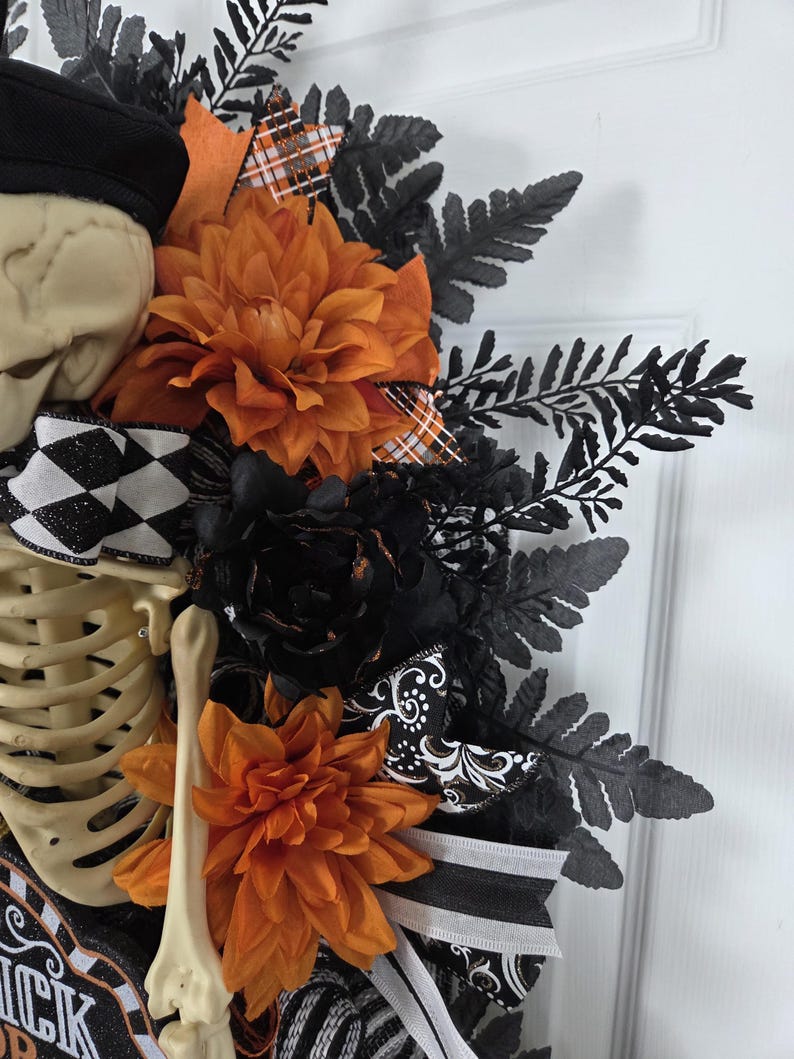 Mr. & Mrs. Skelly Halloween Wreath, Skeleton Couple Trick or Treat Decor, Large Whimsical Front Door Decoration immagine 10