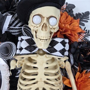 Mr. & Mrs. Skelly Halloween Wreath, Skeleton Couple Trick or Treat Decor, Large Whimsical Front Door Decoration immagine 12
