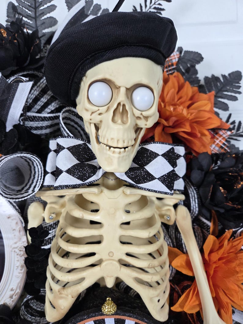 Mr. & Mrs. Skelly Halloween Wreath, Skeleton Couple Trick or Treat Decor, Large Whimsical Front Door Decoration immagine 12