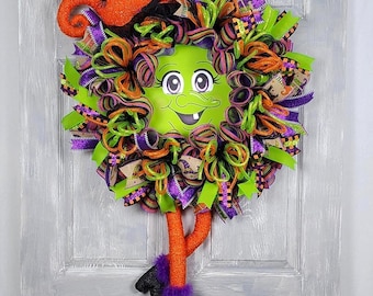 Corona de Halloween de bruja verde: decoración caprichosa para la puerta de entrada