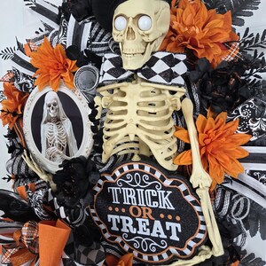 Mr. & Mrs. Skelly Halloween Wreath, Skeleton Couple Trick or Treat Decor, Large Whimsical Front Door Decoration immagine 2