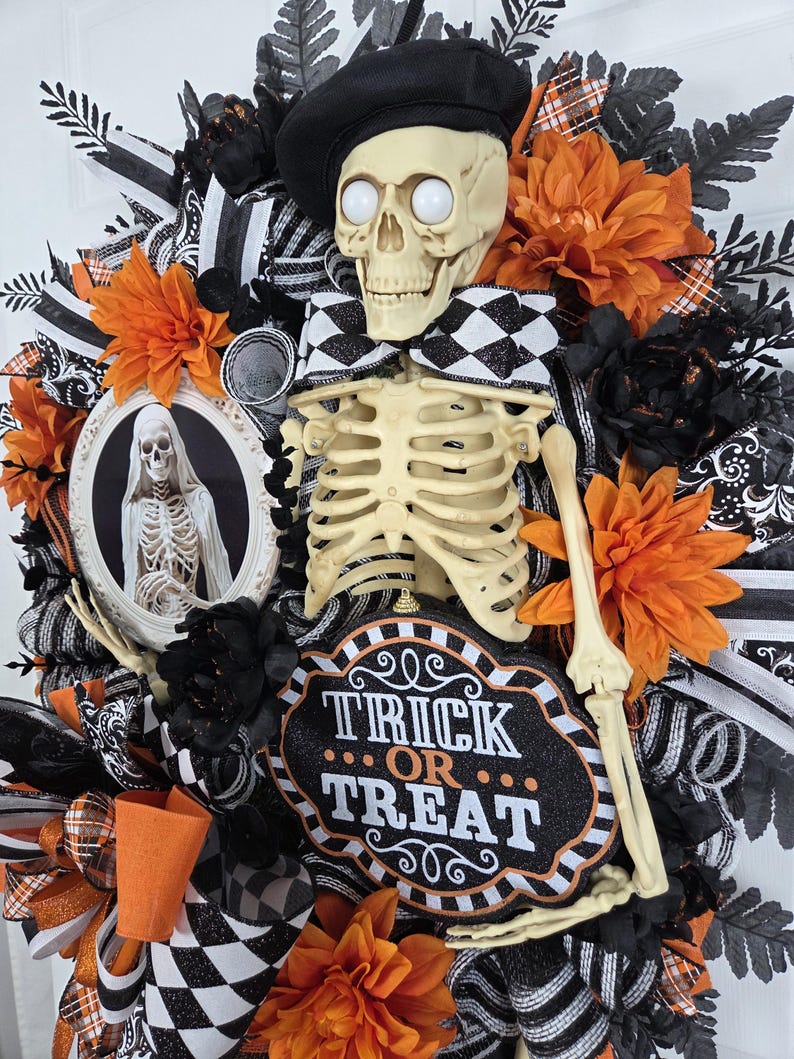 Mr. & Mrs. Skelly Halloween Wreath, Skeleton Couple Trick or Treat Decor, Large Whimsical Front Door Decoration immagine 2