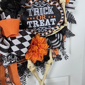 Mr. & Mrs. Skelly Halloween Wreath, Skeleton Couple Trick or Treat Decor, Large Whimsical Front Door Decoration immagine 8