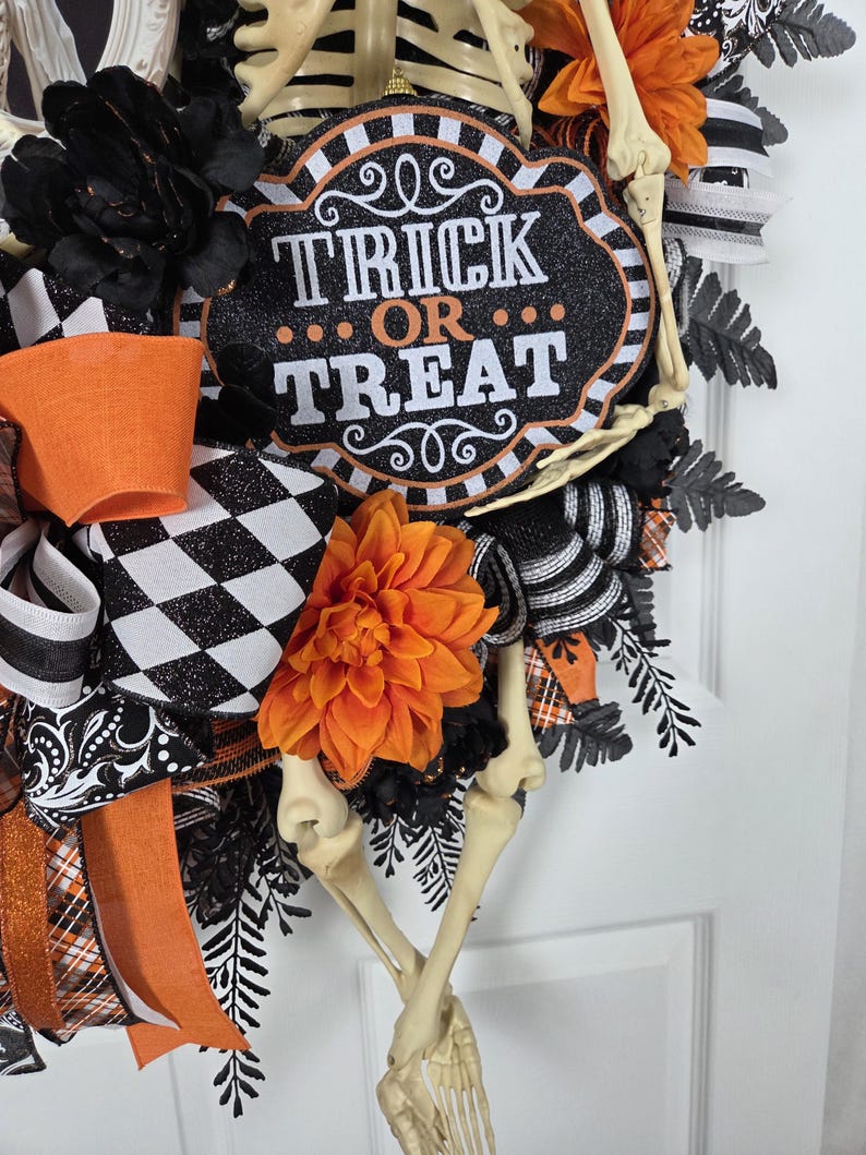 Mr. & Mrs. Skelly Halloween Wreath, Skeleton Couple Trick or Treat Decor, Large Whimsical Front Door Decoration immagine 8