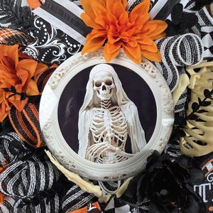Mr. & Mrs. Skelly Halloween Wreath, Skeleton Couple Trick or Treat Decor, Large Whimsical Front Door Decoration immagine 3