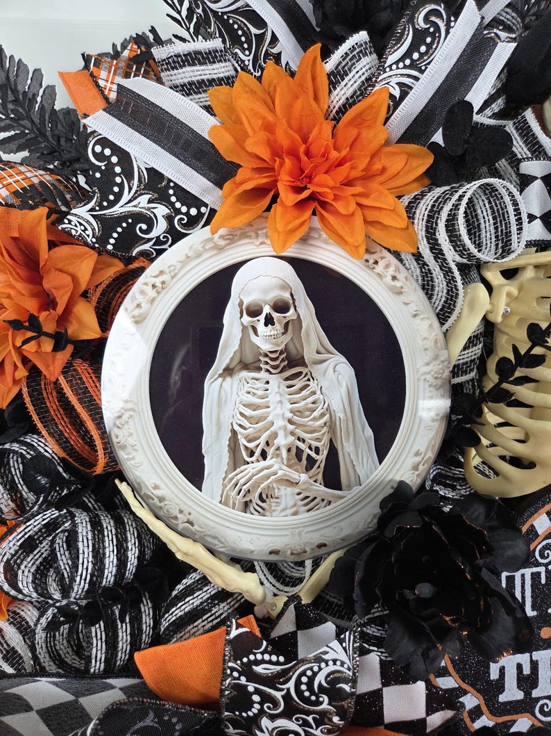 Mr. & Mrs. Skelly Halloween Wreath, Skeleton Couple Trick or Treat Decor, Large Whimsical Front Door Decoration immagine 3