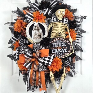 Mr. & Mrs. Skelly Halloween Wreath, Skeleton Couple Trick or Treat Decor, Large Whimsical Front Door Decoration immagine 1