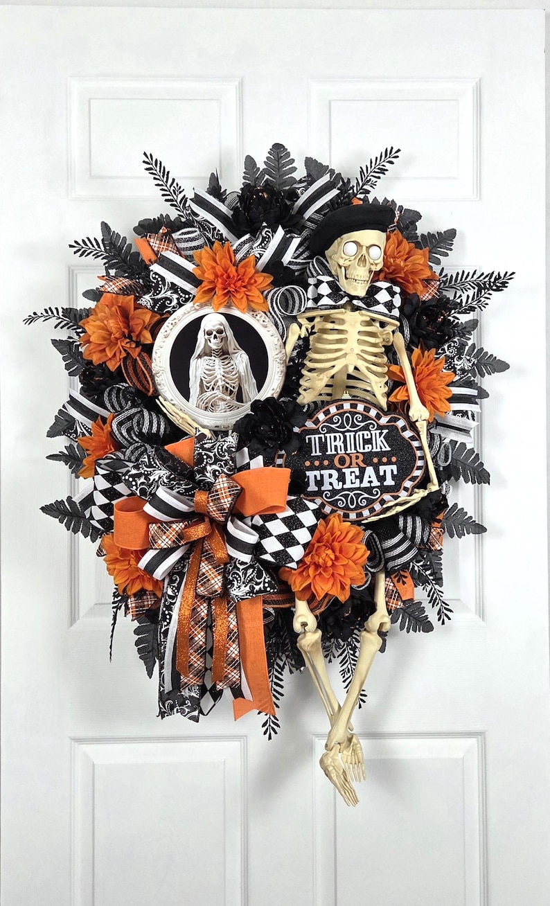 Mr. & Mrs. Skelly Halloween Wreath, Skeleton Couple Trick or Treat Decor, Large Whimsical Front Door Decoration immagine 1