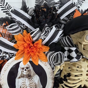 Mr. & Mrs. Skelly Halloween Wreath, Skeleton Couple Trick or Treat Decor, Large Whimsical Front Door Decoration immagine 5