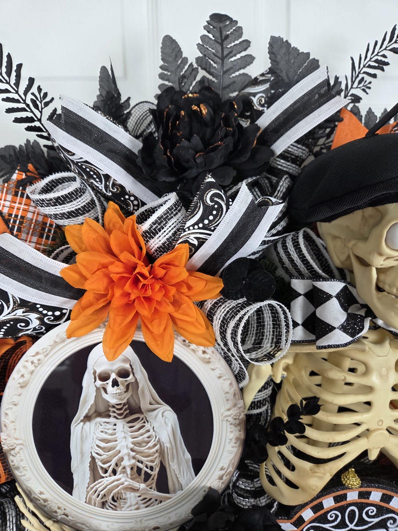Mr. & Mrs. Skelly Halloween Wreath, Skeleton Couple Trick or Treat Decor, Large Whimsical Front Door Decoration immagine 5