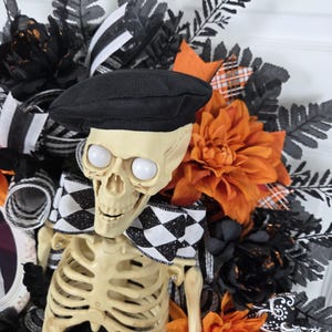 Mr. & Mrs. Skelly Halloween Wreath, Skeleton Couple Trick or Treat Decor, Large Whimsical Front Door Decoration immagine 11