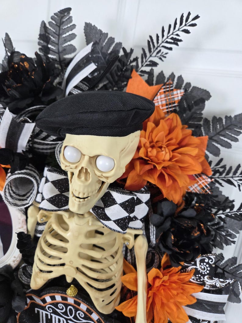 Mr. & Mrs. Skelly Halloween Wreath, Skeleton Couple Trick or Treat Decor, Large Whimsical Front Door Decoration immagine 11