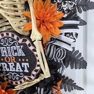Mr. & Mrs. Skelly Halloween Wreath, Skeleton Couple Trick or Treat Decor, Large Whimsical Front Door Decoration immagine 9
