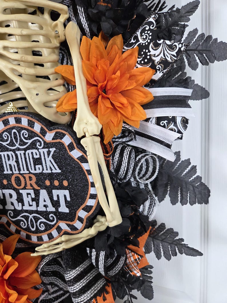 Mr. & Mrs. Skelly Halloween Wreath, Skeleton Couple Trick or Treat Decor, Large Whimsical Front Door Decoration immagine 9