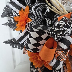 Mr. & Mrs. Skelly Halloween Wreath, Skeleton Couple Trick or Treat Decor, Large Whimsical Front Door Decoration immagine 7
