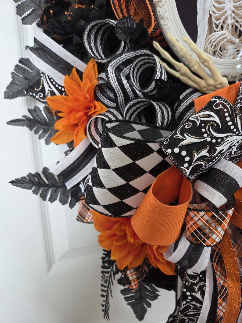 Mr. & Mrs. Skelly Halloween Wreath, Skeleton Couple Trick or Treat Decor, Large Whimsical Front Door Decoration immagine 7