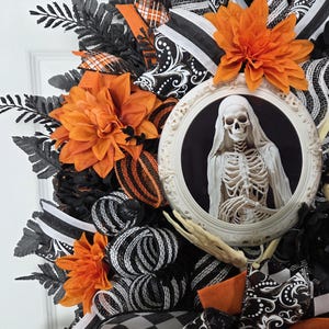Mr. & Mrs. Skelly Halloween Wreath, Skeleton Couple Trick or Treat Decor, Large Whimsical Front Door Decoration immagine 6