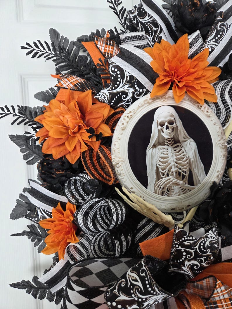 Mr. & Mrs. Skelly Halloween Wreath, Skeleton Couple Trick or Treat Decor, Large Whimsical Front Door Decoration immagine 6