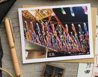 Carte pour correspondance avec carpe koïnobori, photo de la Golden Week de la Tour de Tokyo pour la Journée des enfants du Japon, banderoles de poissons koï japonais, culture japonaise Mai Festivité
