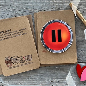 The back and front of the pause button card
