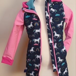 A beautiful, robust, colorful, windproof and rain-repellent softshell coat for children
