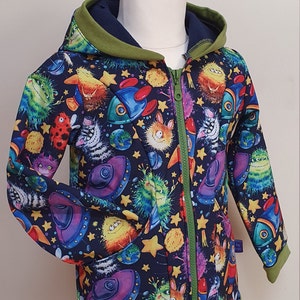 A beautiful, robust, colorful, windproof and rain-repellent softshell jacket for children