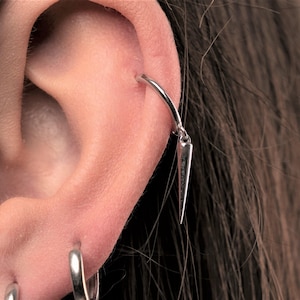 orecchini a doppio piercing / orecchini a catena a goccia convenienti / orecchini a cerchio con catena collegata / orecchini a cerchio ipoallergenici