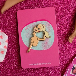 Doll pulling her head out - Enamel Pin
