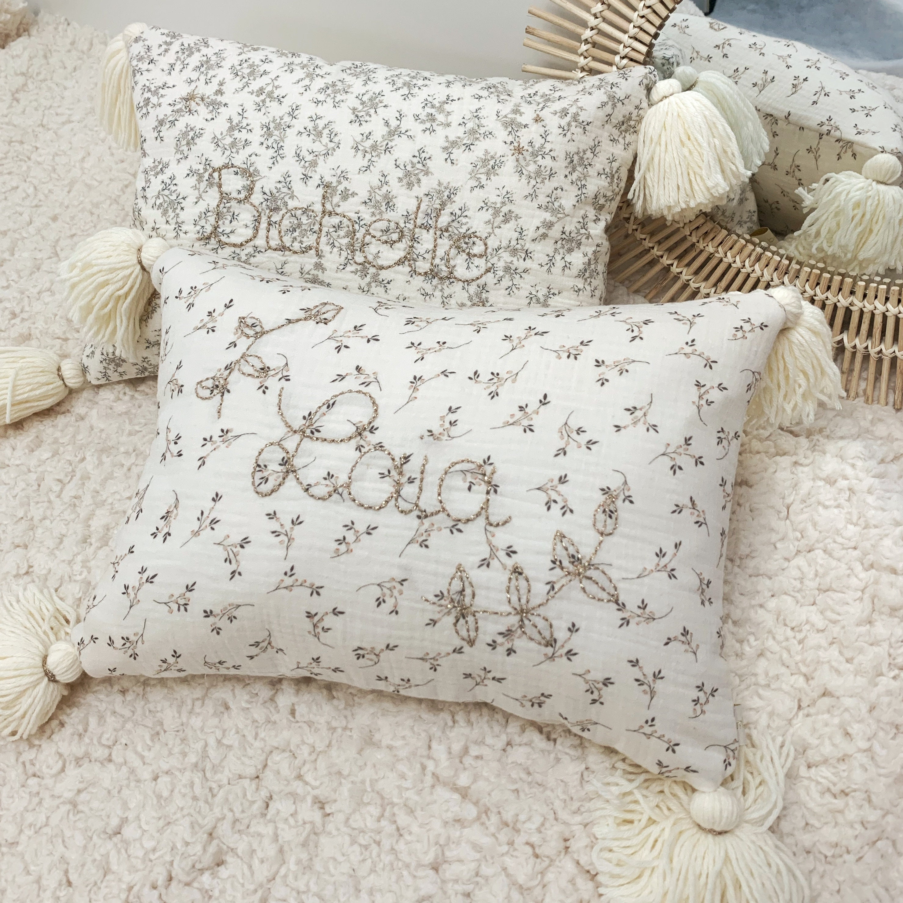 Coussin Personnalisé à Pompons, Prénom Brodé La Main