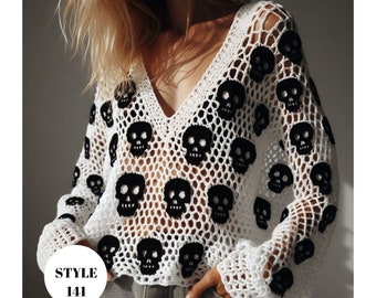 Puede incluir: Top de crochet blanco con cuello en V y mangas largas, adornado con aplicaciones de calaveras negras. El top presenta un diseño de tejido suelto y abierto. El texto "STYLE 141" está en un círculo blanco en la parte inferior izquierda.