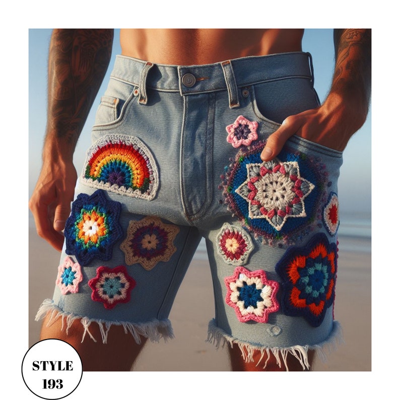 Puede incluir: Pantalones cortos vaqueros azul claro con parches de flores y arco&iacute;ris de ganchillo coloridos. Los pantalones cortos tienen un dobladillo sin rematar y cierre de bot&oacute;n. El texto "STYLE 193" est&aacute; en un c&iacute;rculo blanco en la parte inferior.