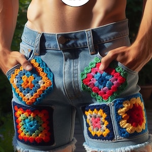Puede incluir: Shorts vaqueros azul claro con parches de ganchillo coloridos. Los shorts tienen un dobladillo deshilachado y el texto "STYLE 190" en un c&iacute;rculo blanco.