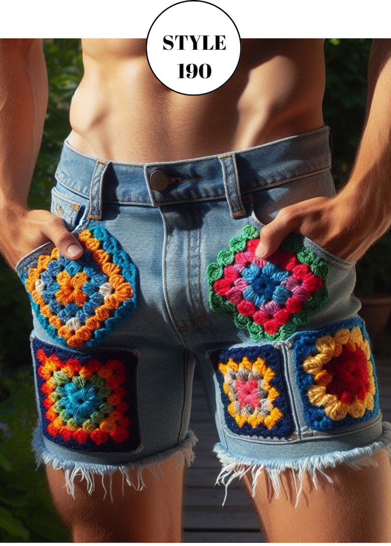 Puede incluir: Shorts vaqueros azul claro con parches de ganchillo coloridos. Los shorts tienen un dobladillo deshilachado y el texto "STYLE 190" en un c&iacute;rculo blanco.