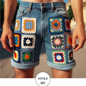 Puede incluir: Pantalones cortos vaqueros azul claro con parches de ganchillo coloridos. Los parches presentan varios dise&ntilde;os cuadrados en tonos de azul, naranja, verde, rojo y blanco. Los pantalones cortos tienen cierre de bot&oacute;n y dobladillos. El texto "STYLE 187" est&aacute; en un c&iacute;rculo blanco.