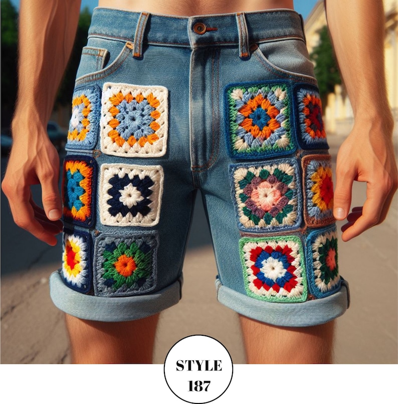 Puede incluir: Pantalones cortos vaqueros azul claro con parches de ganchillo coloridos. Los parches presentan varios dise&ntilde;os cuadrados en tonos de azul, naranja, verde, rojo y blanco. Los pantalones cortos tienen cierre de bot&oacute;n y dobladillos. El texto "STYLE 187" est&aacute; en un c&iacute;rculo blanco.