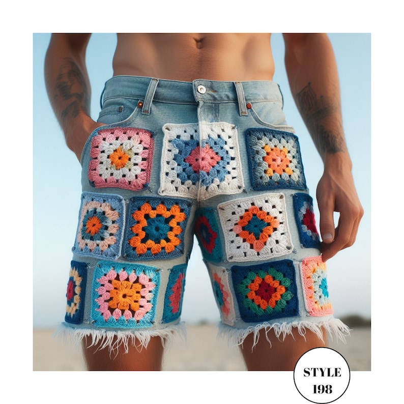 Puede incluir: Pantalones cortos vaqueros azul claro con cuadrados de ganchillo coloridos. Los pantalones cortos tienen un dobladillo deshilachado y un cierre de bot&oacute;n. Los cuadrados de ganchillo presentan varios colores, como rosa, naranja, azul y blanco. Los pantalones cortos tienen el texto "STYLE 198" en un c&iacute;rculo blanco.