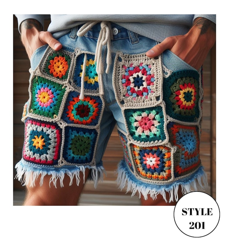 Puede incluir: Pantalones cortos vaqueros con parches de ganchillo coloridos. Los cuadrados de ganchillo presentan varios colores como naranja, azul, verde y rosa. Los pantalones cortos tienen cintura con cord&oacute;n y dobladillo deshilachado. Incluye el texto "STYLE 201".
