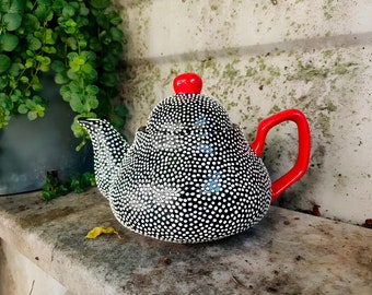 Teekanne mit Deckel und Filter, gepunktetes Design, anpassbare handgefertigte Keramik-Teekanne mit gepunktetem Design
