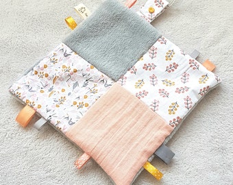 Doudou de forme carrée pour bébé "Léa" en polaire doudou gris, double gaze rose et cotons imprimés fleuris