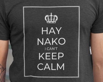 Puede incluir: Camiseta gris oscuro con el texto "HAY NAKO I CAN'T KEEP CALM" dentro de un rectángulo blanco, coronado por una corona. La camiseta está hecha de un material suave.