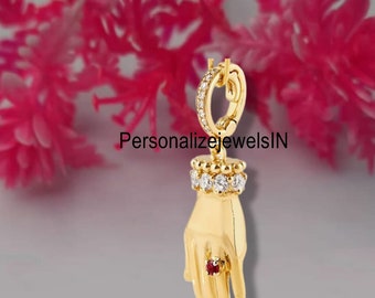 Charme Mano Figa, breloque Mano Fico en or jaune 14 carats avec CZ coupe ronde, pendentif à la main Figa CZ rouge, bijoux Mano Fico bonne chance