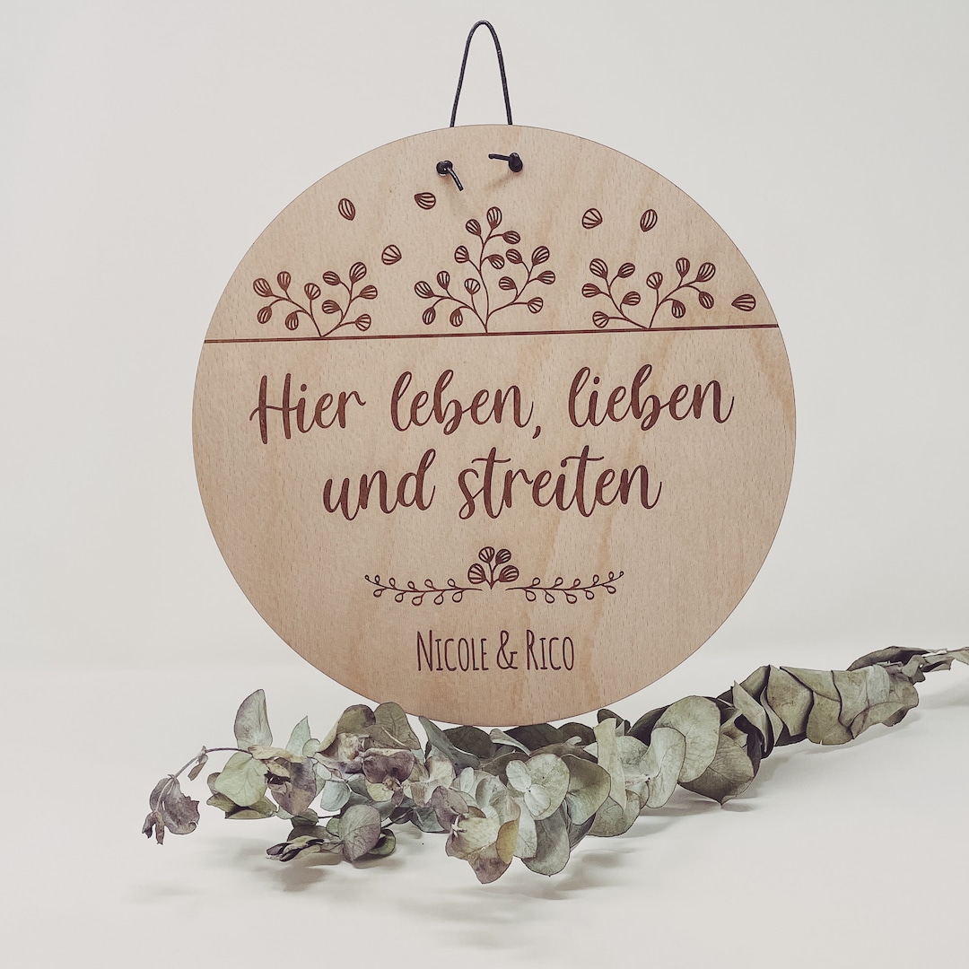Familienschild " Hier leben, lieben und streiten" mit Namen Etsy.de